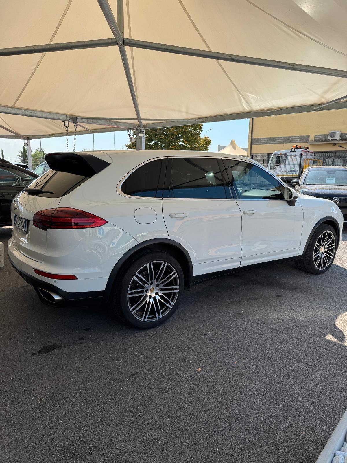 Porsche Cayenne 3.0 Diesel v6 - full optional!!!