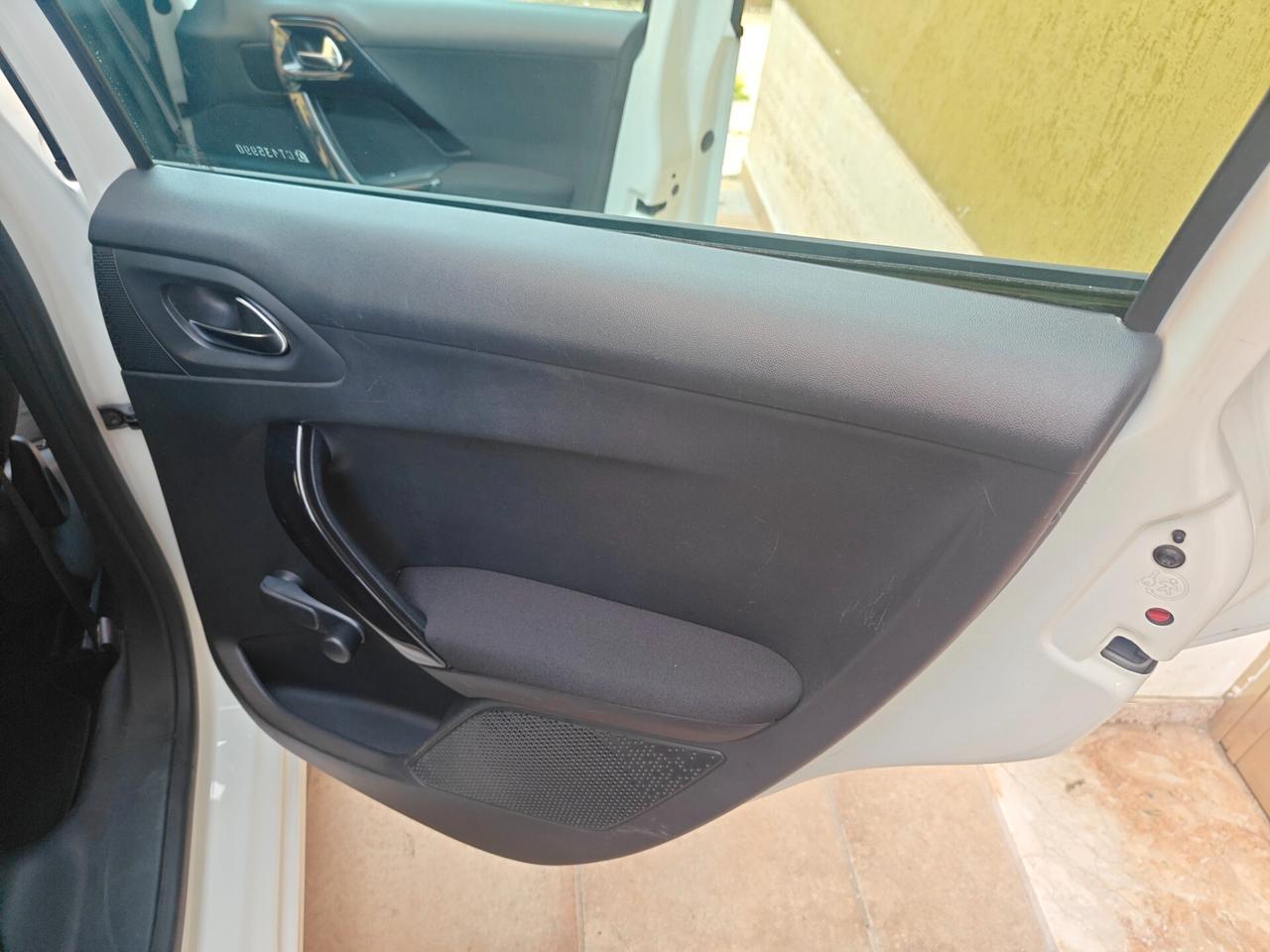 Peugeot 208 1.2 VTi Active Ok neop