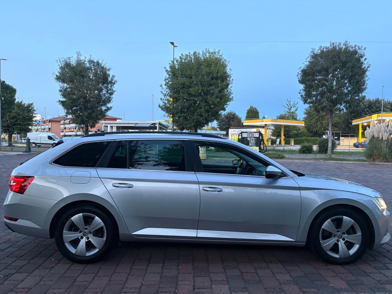 Skoda Superb 2.0 TDI DSG Wagon Style