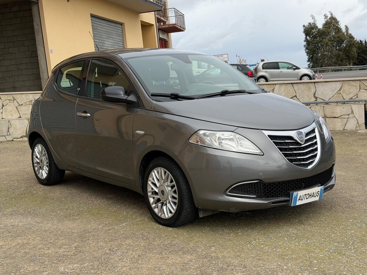Lancia Ypsilon 1.2 69 CV 5 porte NEOPATENTATI