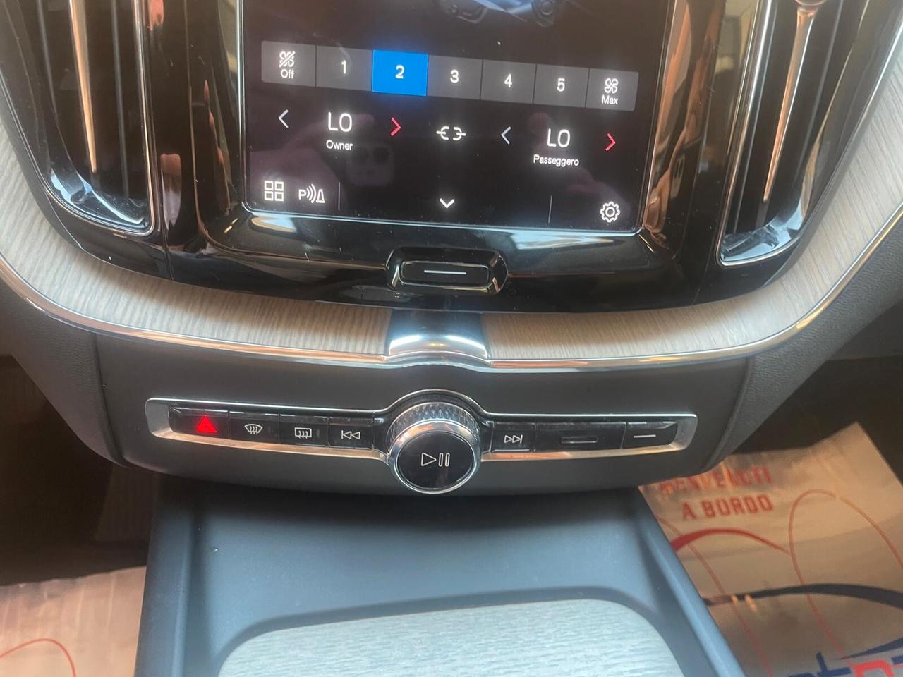Volvo XC60 B4 (d) 197cv automatico INSCRIPTION PELLE NAVY LED 19