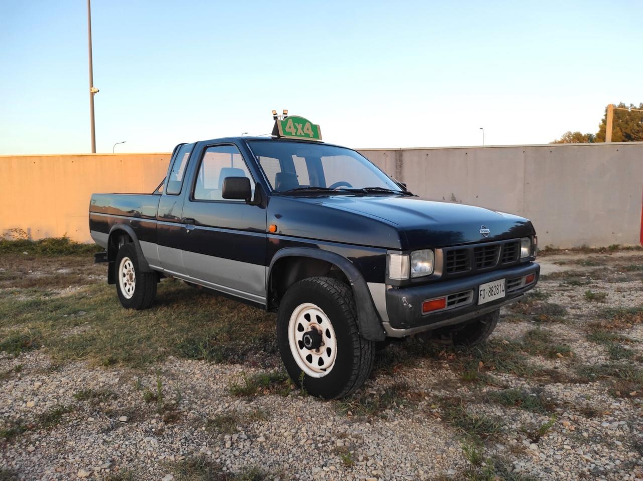 Nissan King Cab 2.5 Diesel - 4x4 GANCIO TRAINO