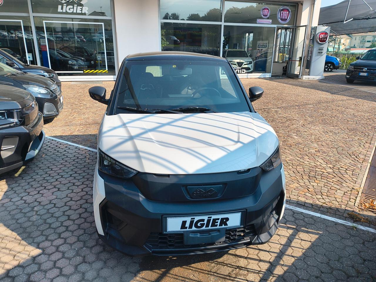 LIGIER JS50 elettrica Elite Confort L7 potenziata per patente B1 con servosterzo e clima