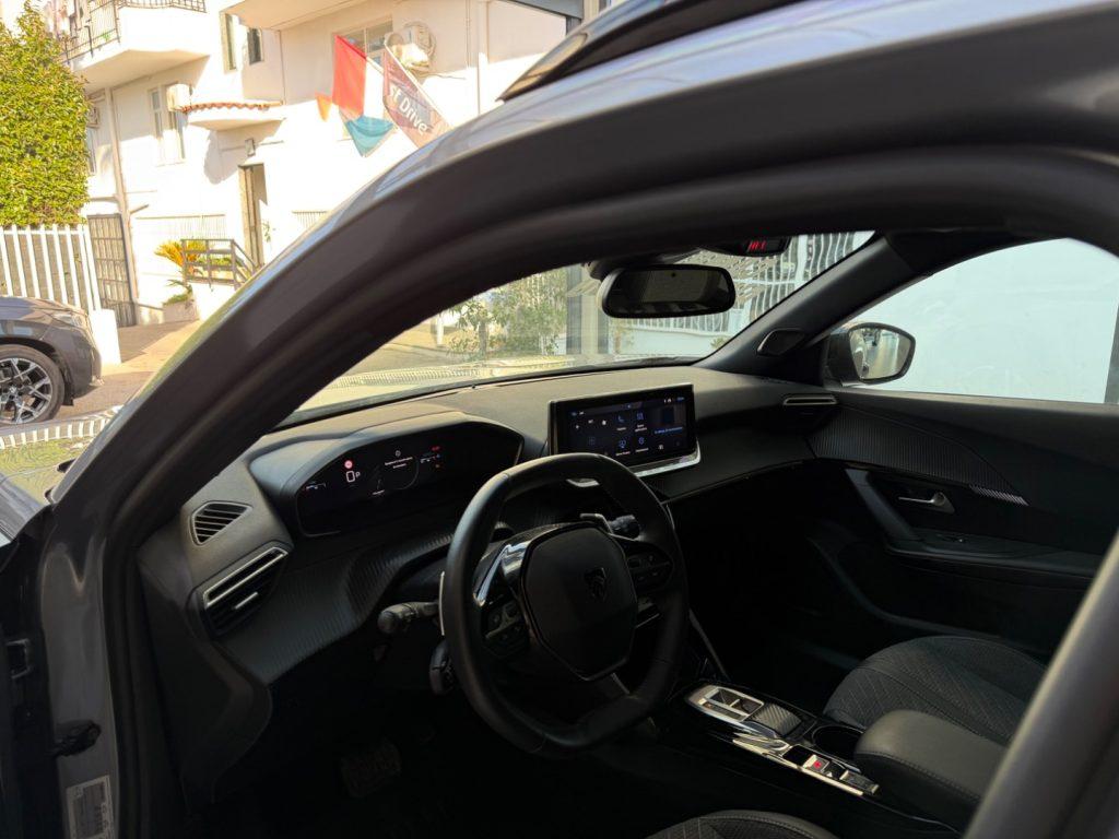 Peugeot 2008 PureTech 130 S&S EAT8 Allure da €229,00 mensili