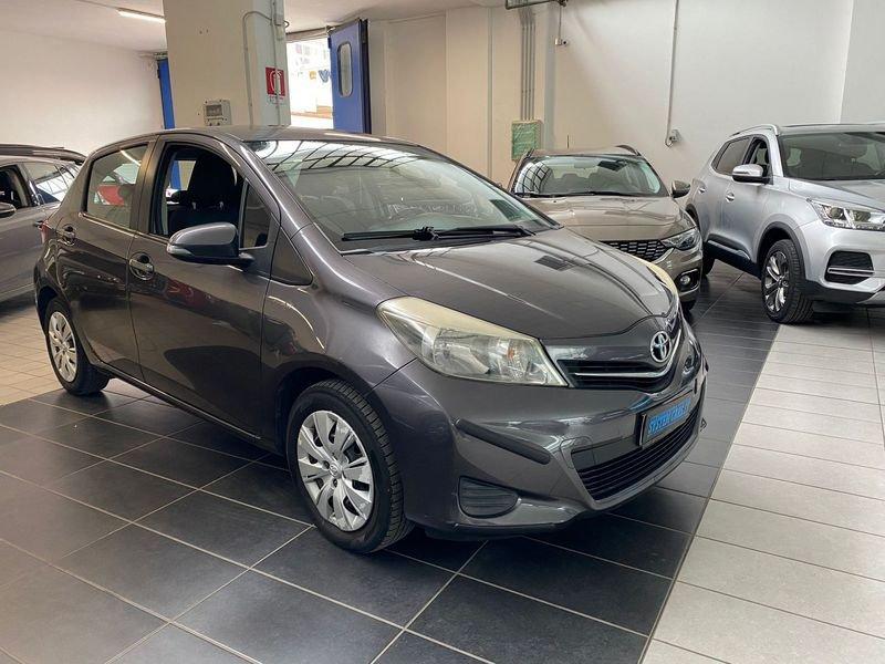 Toyota Yaris Yaris 1.0 5 porte Lounge - OK NEOPATENTATI - CATENA DI DISTR - GOMME 4 STAG