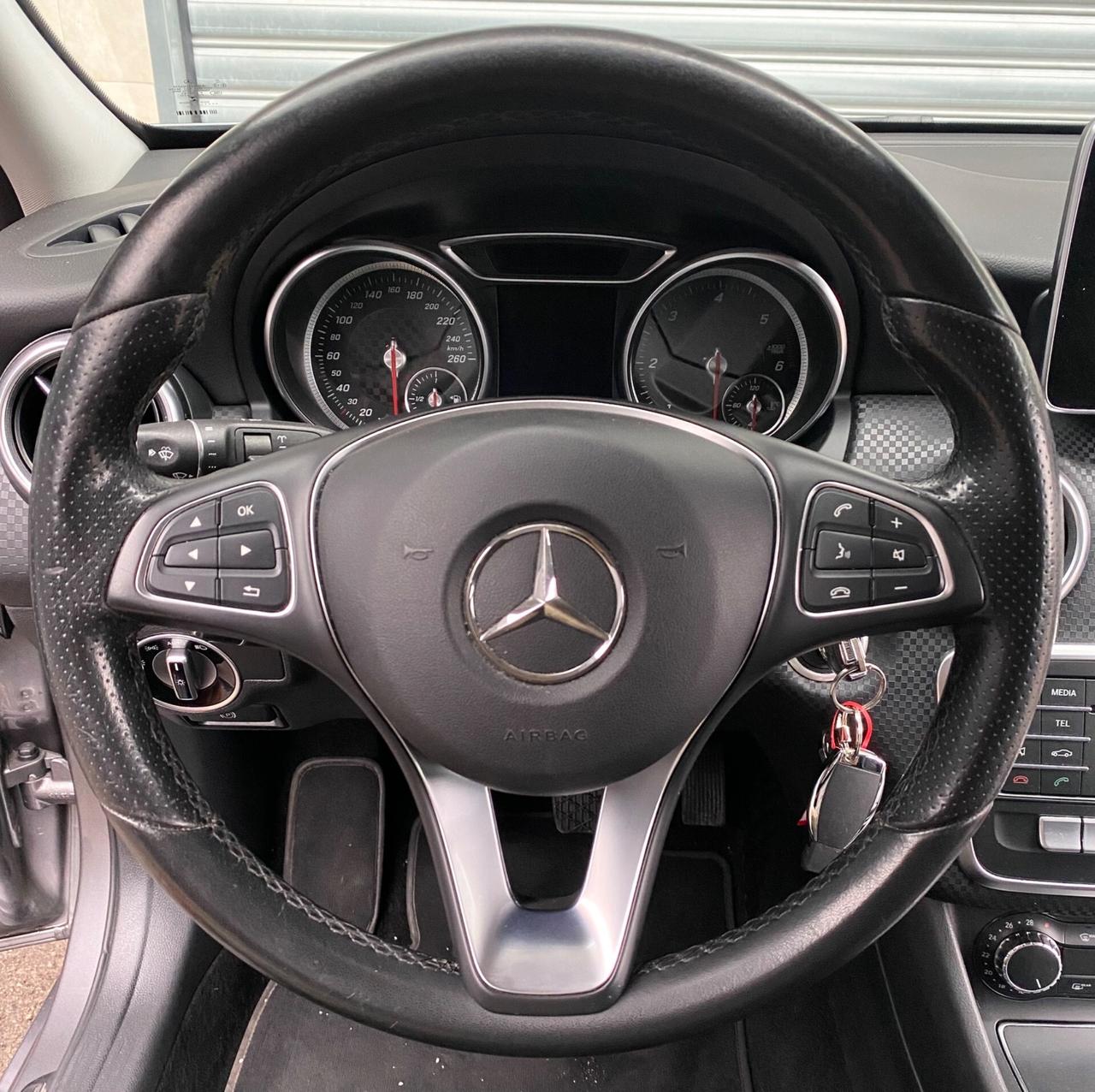 Mercedes-Benz A 180d 1.5 109cv Premium - 2017