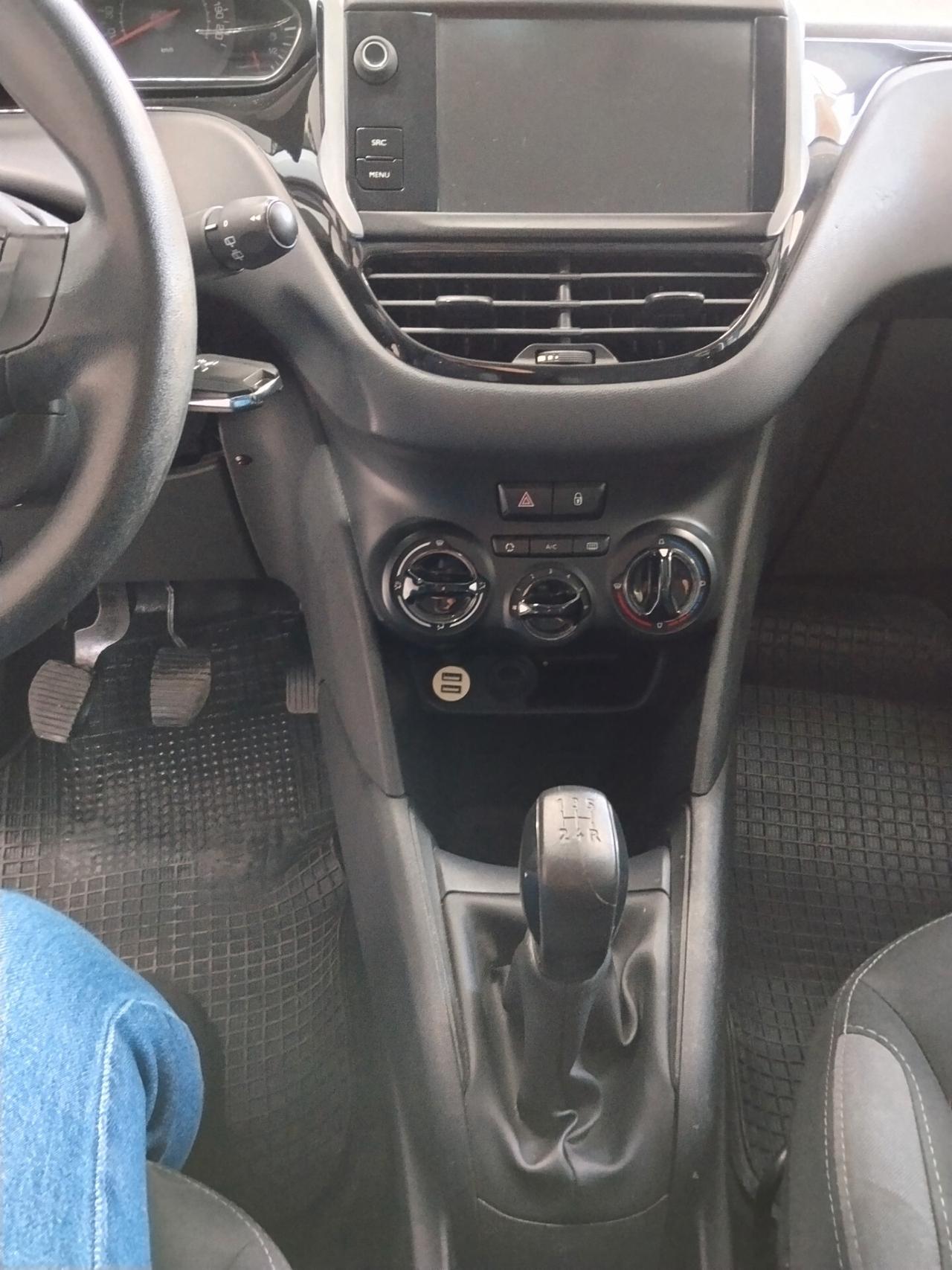 Peugeot 208 1.4 diesel 2015 CON GARANZIA