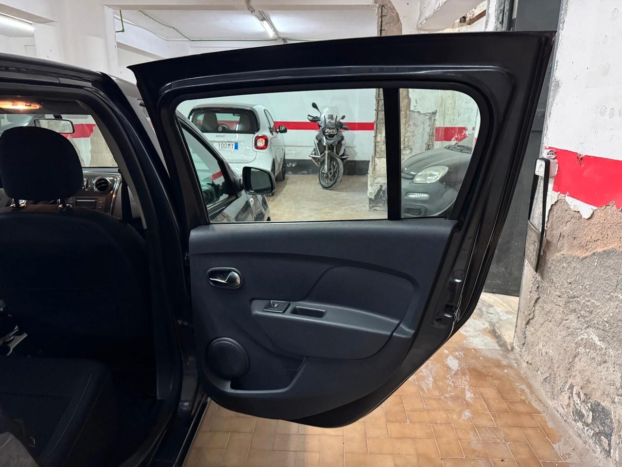 Dacia Sandero 1.0 Laureate NEOPATENTATI – Km Certificati – Garanzia 12 Mesi