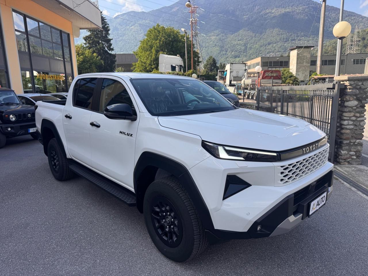 Toyota Hilux 2.8 D-4D A/T 4WD 48V 4 porte Double Cab Invincible
