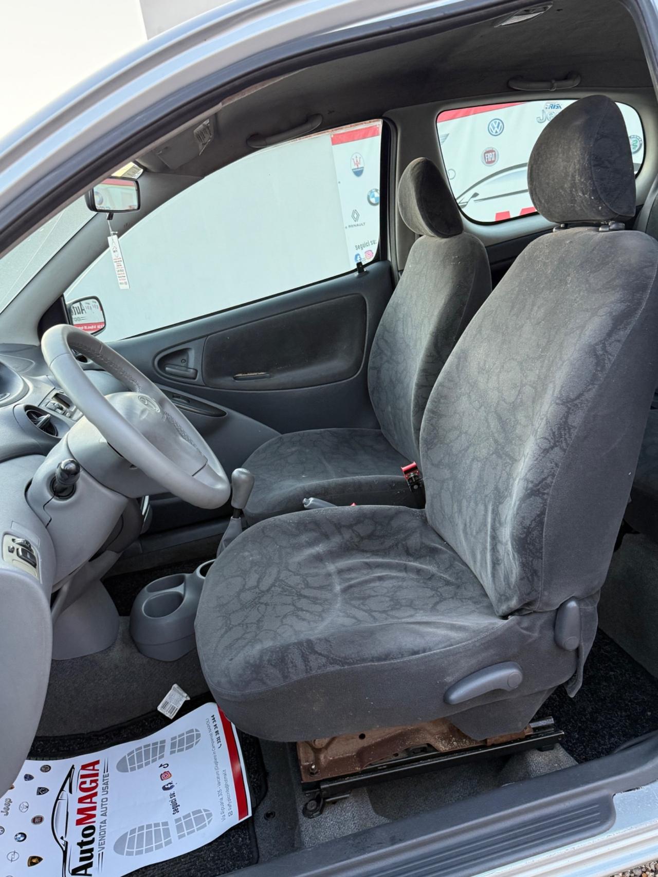 Toyota Yaris 1.0i 16V cat 3 porte Sol '03