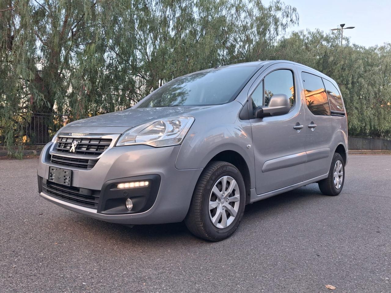 Peugeot Partner Pianale ribassato con rampa disabili in carrozzina