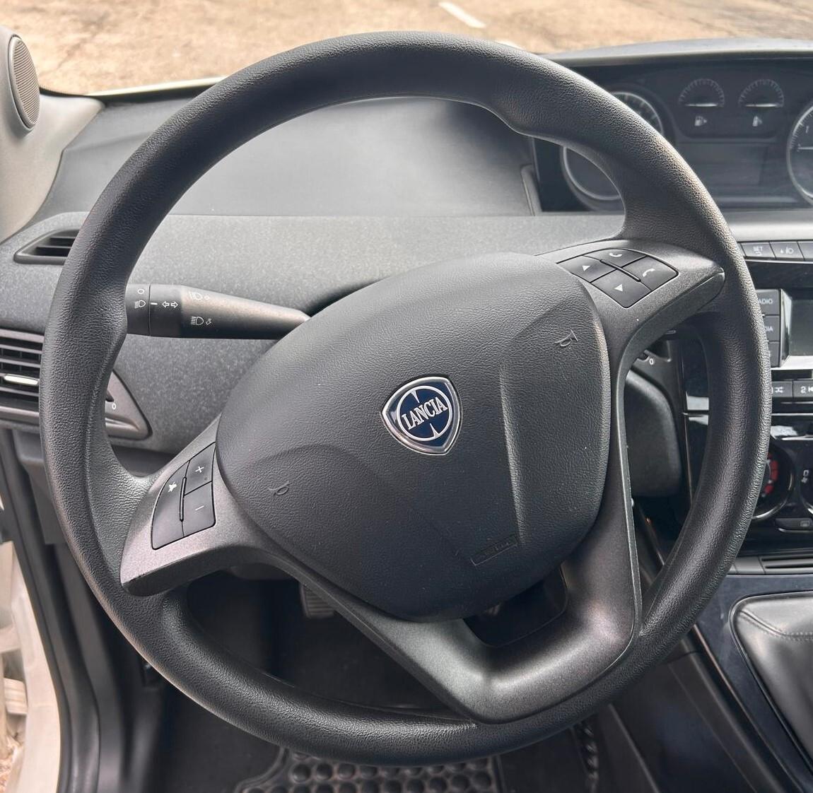 Lancia Ypsilon 1.0 FireFly 5 porte S&S Hybrid Ecochic Silver