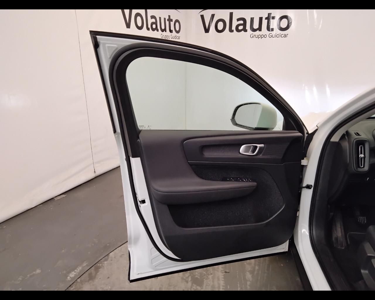 VOLVO XC40 - XC40 1.5 t3 Momentum Core 163cv my21