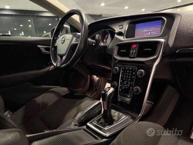 VOLVO V40 D2 R-design