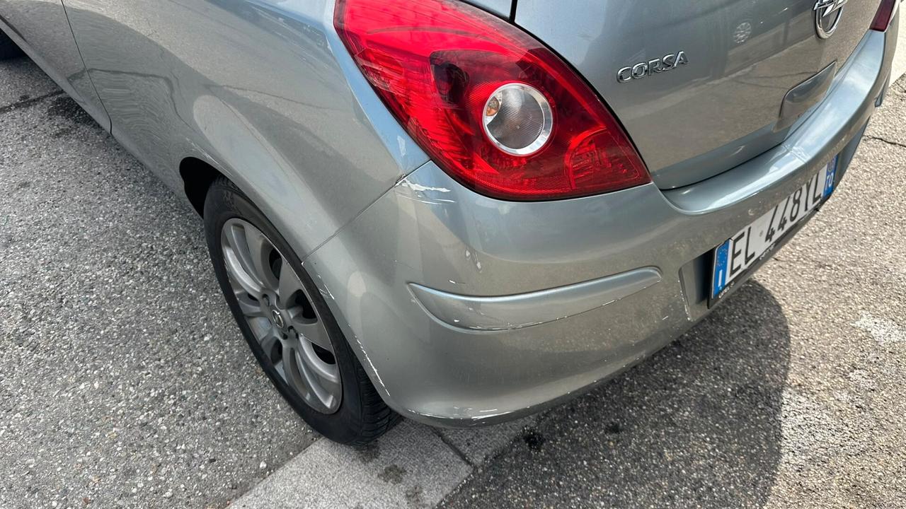 Opel Corsa 1.2 3 porte b-color