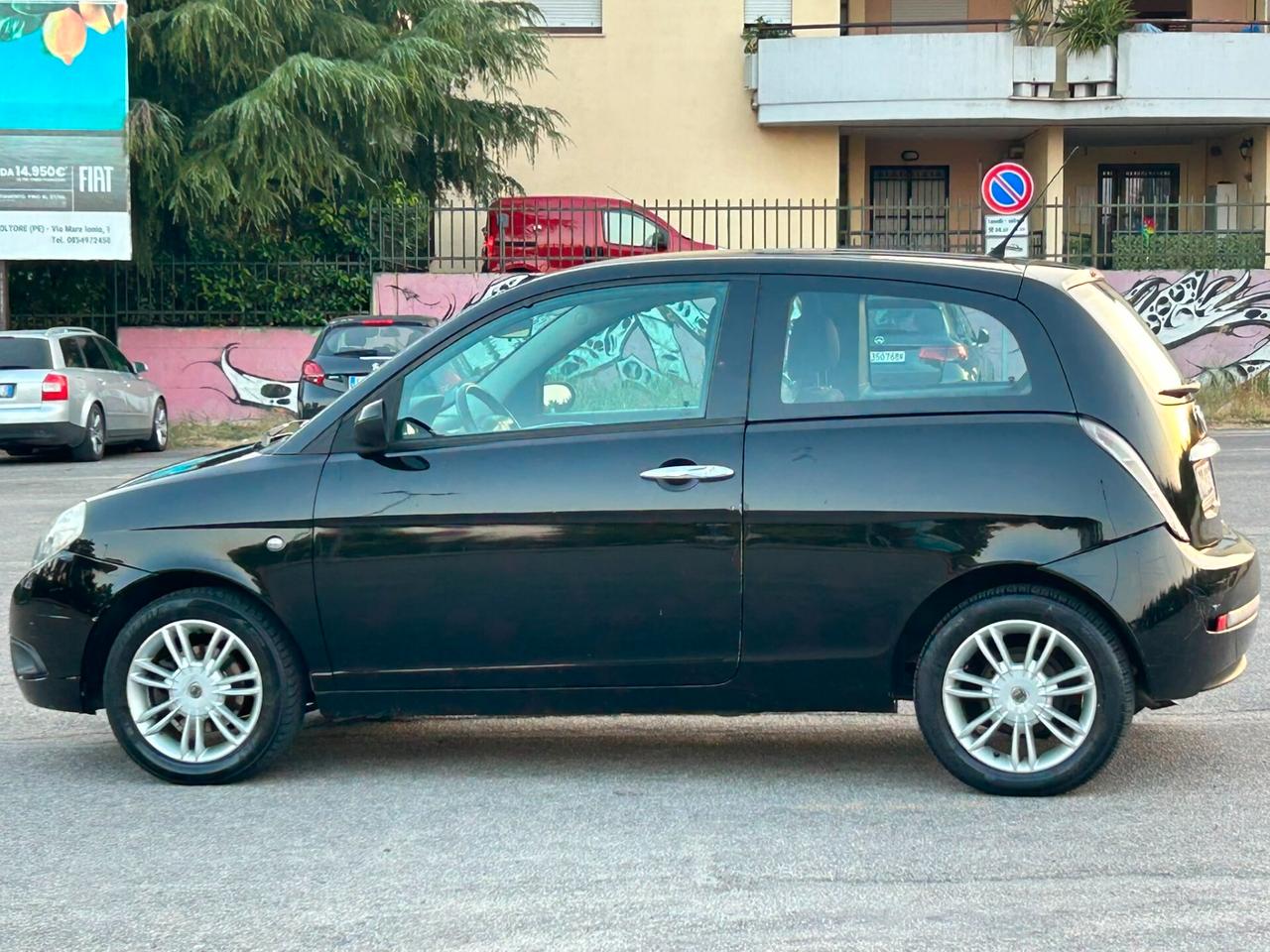 Lancia Ypsilon 1.3 MJT 75 CV Versus