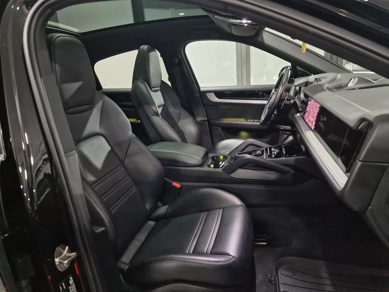 Porsche Cayenne Coupé 3.0 V6 E-Hybrid Iva esposta.