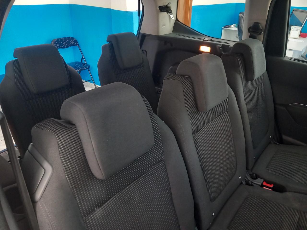 Peugeot 5008 1.6 diesel automatica 7 posti 152 mila km anno 2013