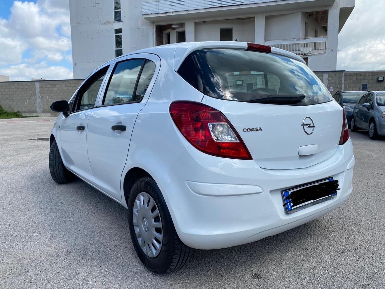 Opel Corsa 1.2 benzina 5 porte anno 2011