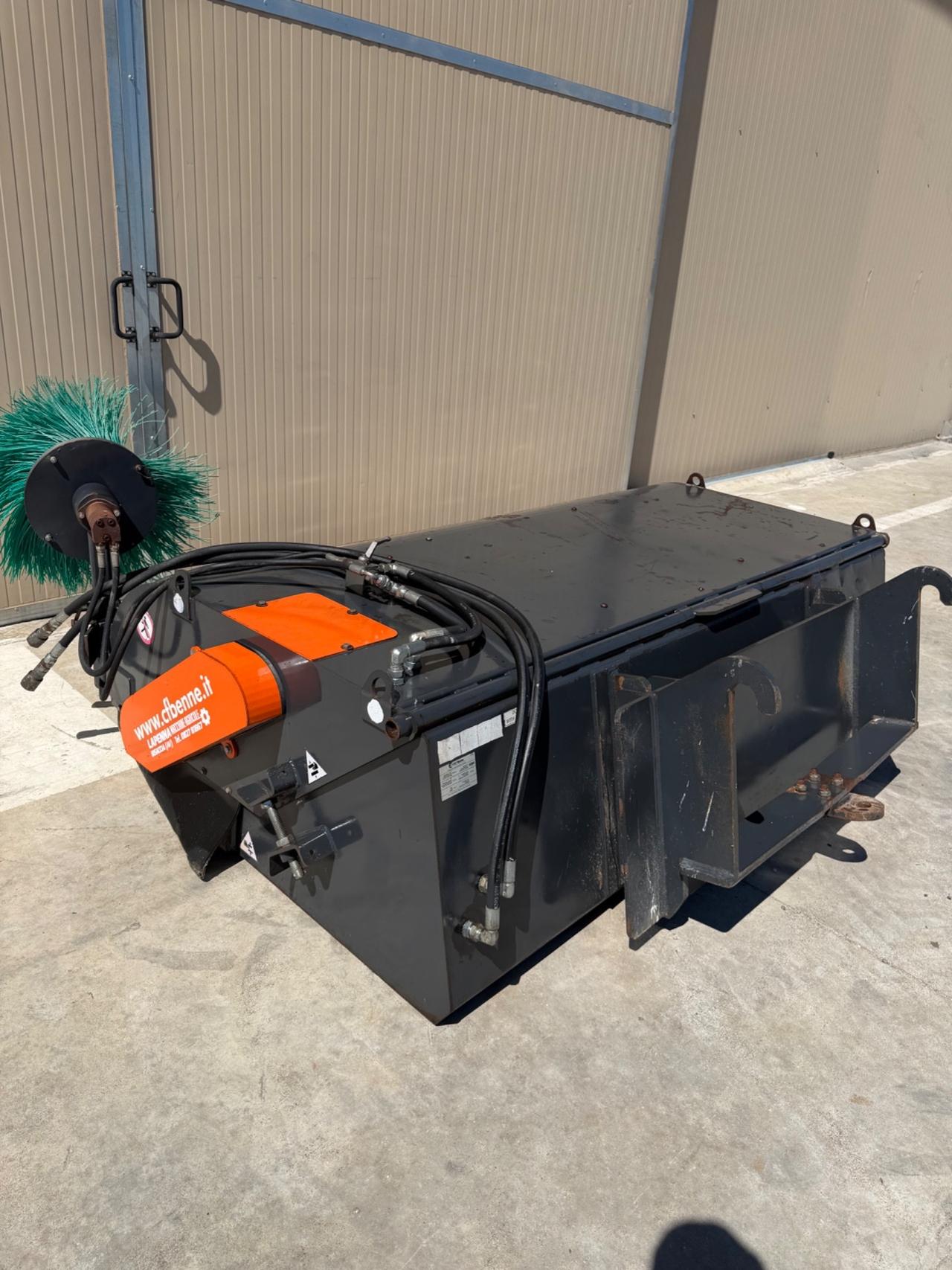 Benna spazzatrice attacco merlo