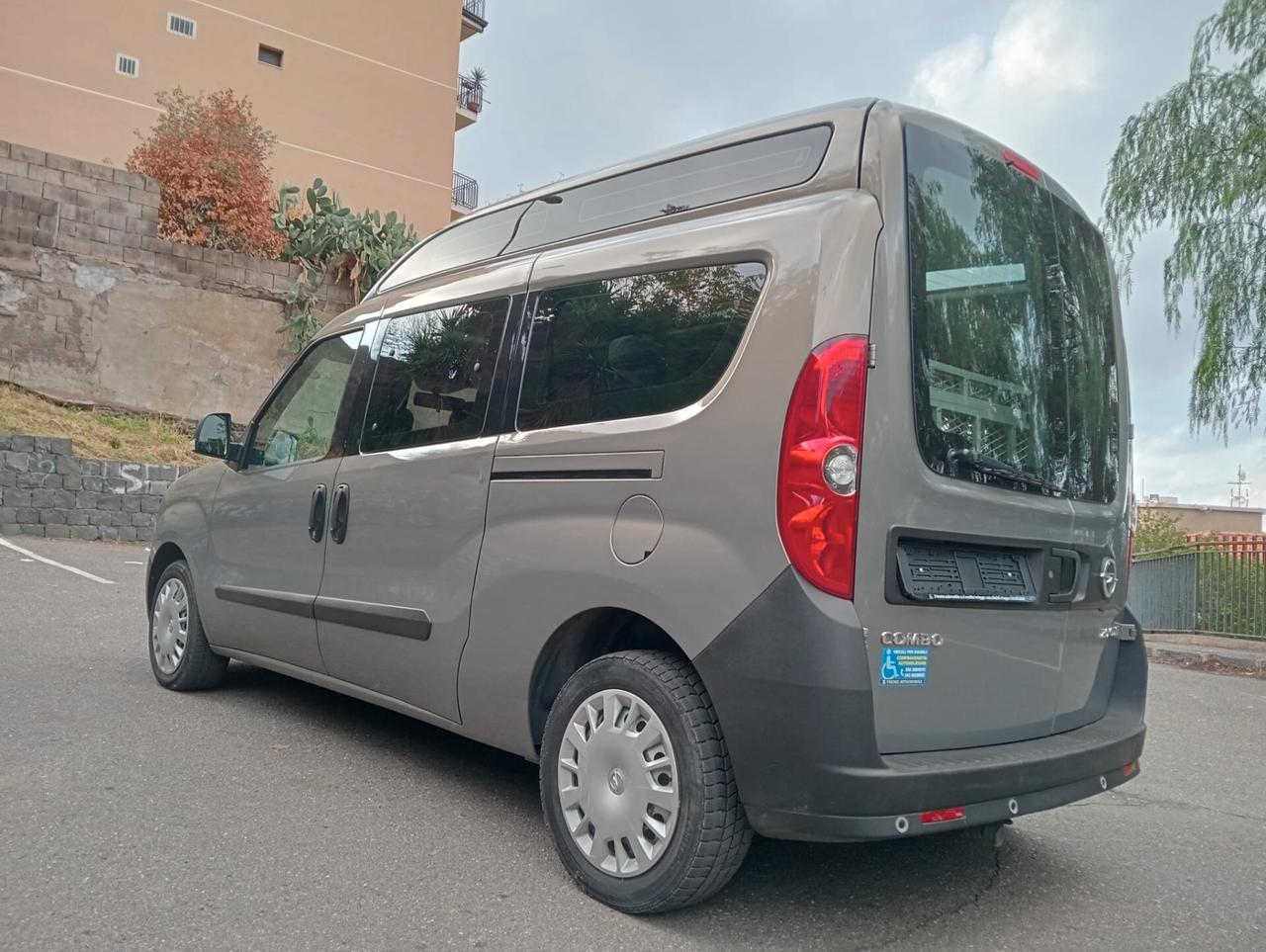 Opel Combo sollevatore elettrico trasporto disabili