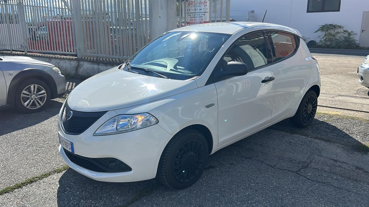 Lancia Ypsilon 1.0 FireFly 5 porte S&S Hybrid Ecochic Silver
