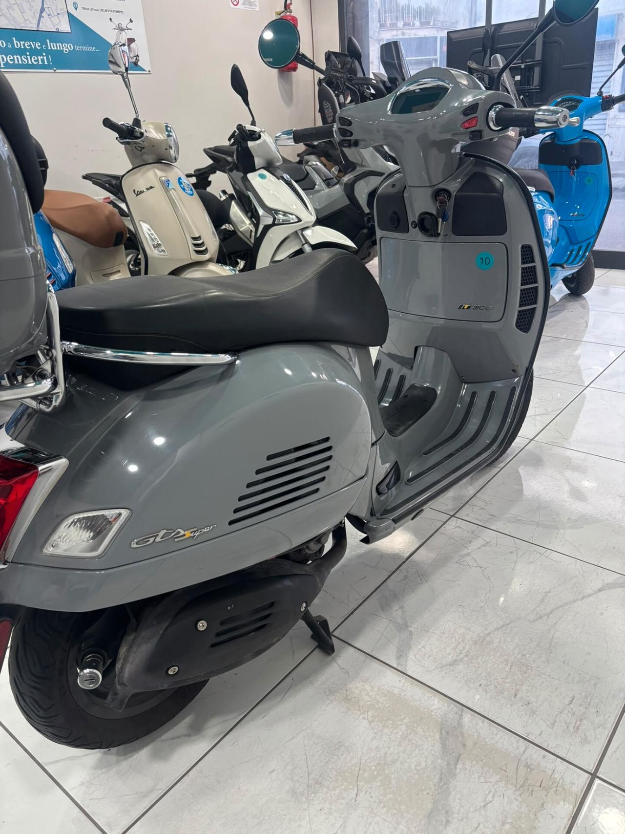 Piaggio Vespa 300 GTS sport