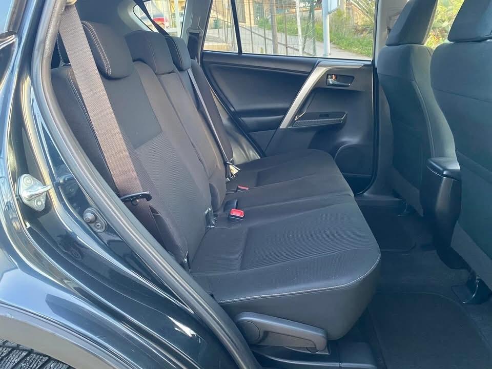 Toyota RAV 4 RAV4 2.0 D-4D 4X4 GANCIO DI TRAINO Lounge