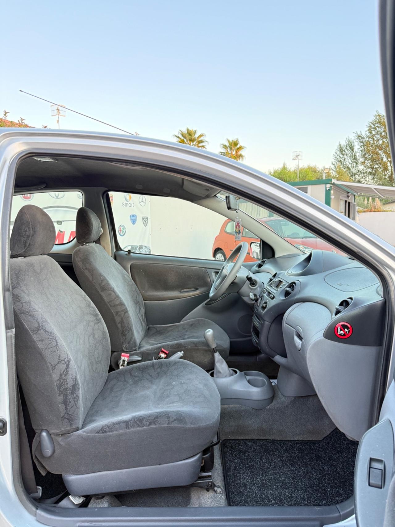 Toyota Yaris 1.0i 16V cat 3 porte Sol '03