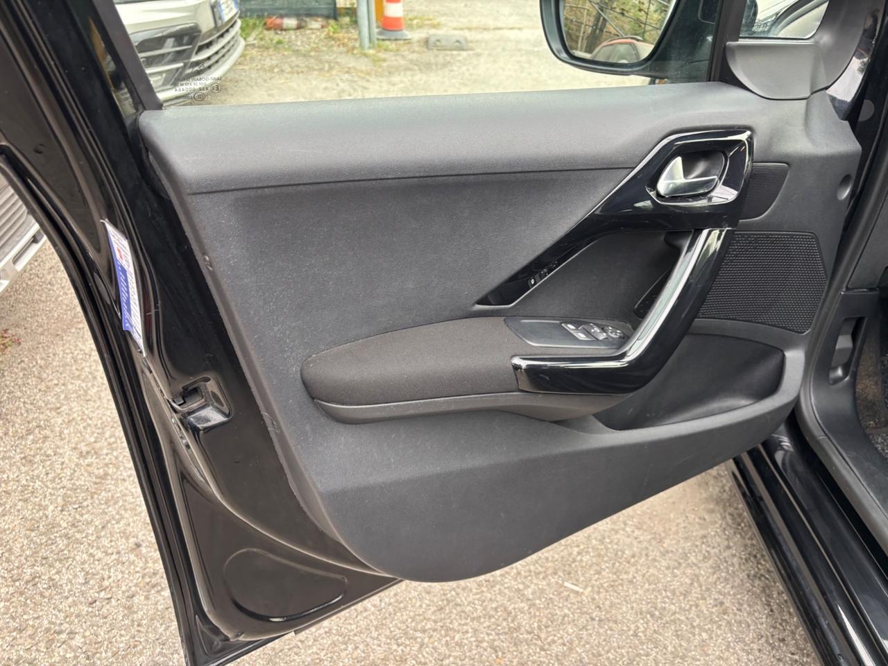 Peugeot 208 1.6 hdi 5 porte OK NEOPATENTATI