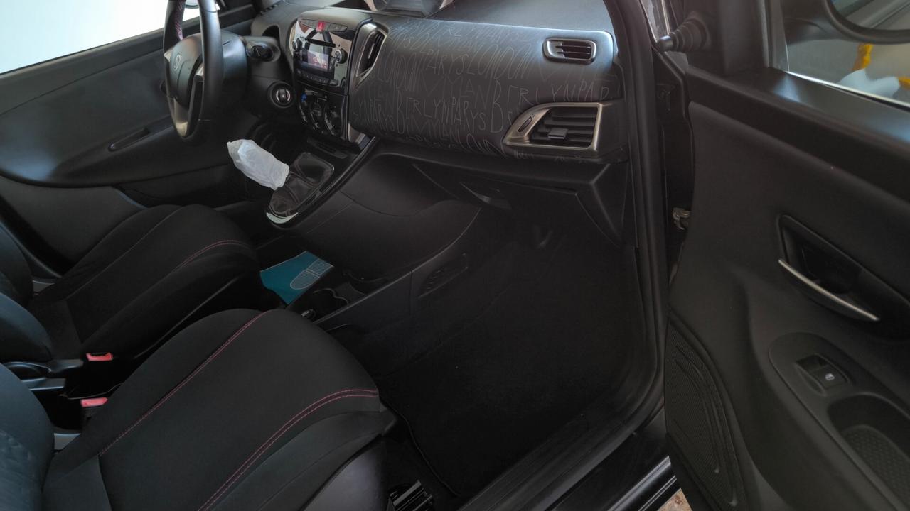 Lancia Ypsilon 1.2 69 CV 5 porte Gold Paris