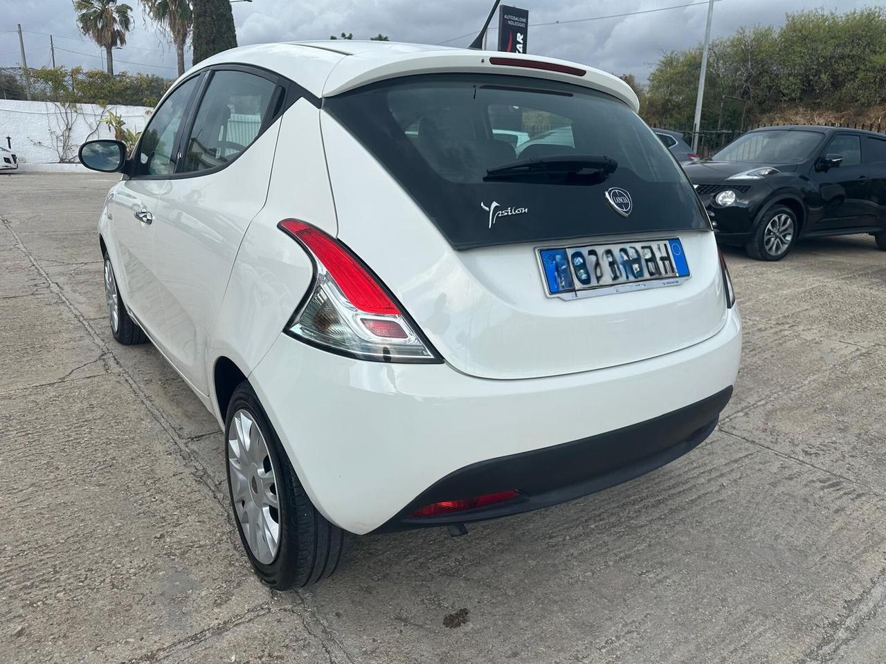 Lancia Ypsilon 1.2 Silver (2015) | OK NEOPATENTATI - Elegante e Accessibile