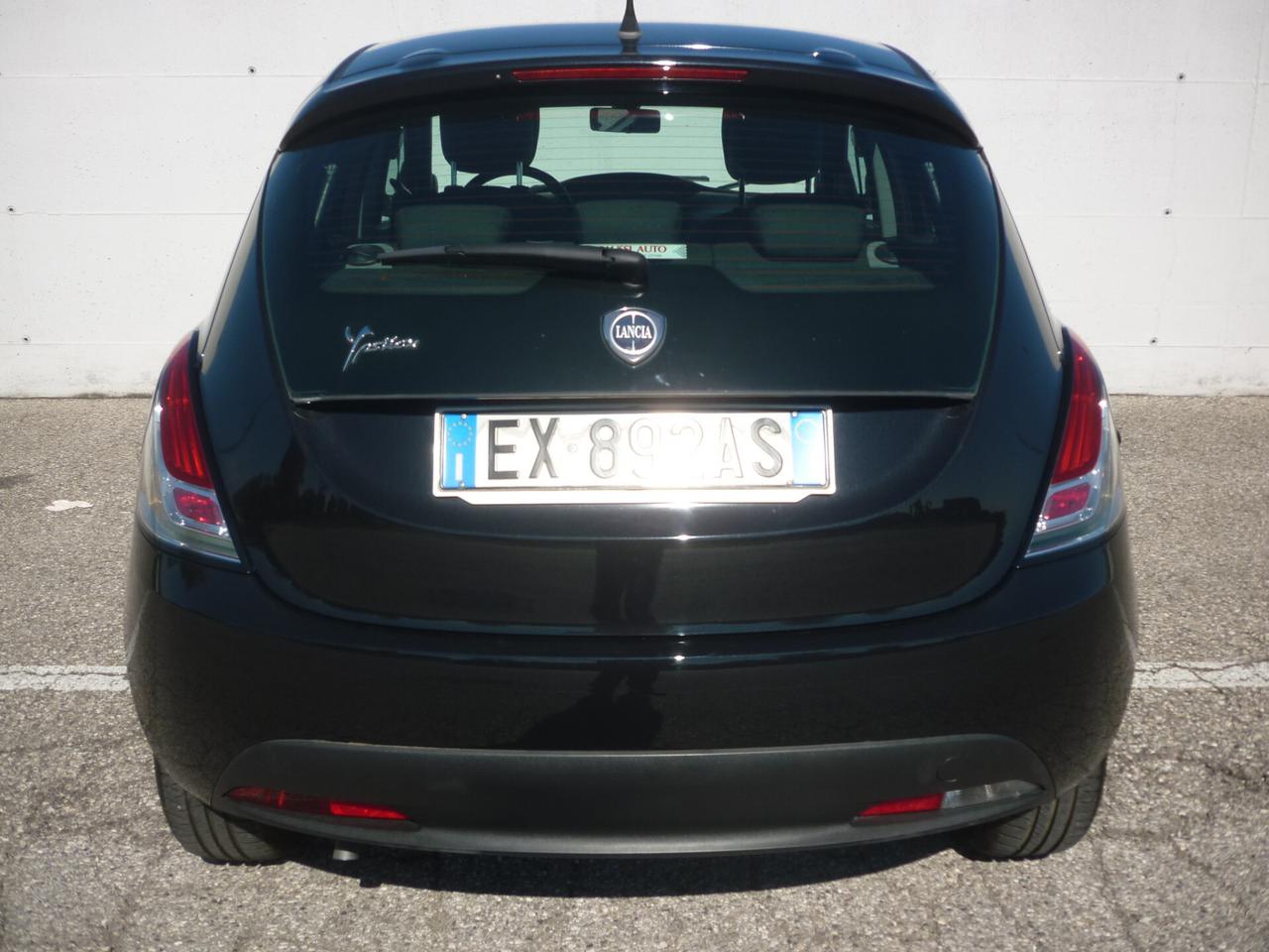 Lancia Ypsilon 1.2 69 CV 5 porte Silver GPL