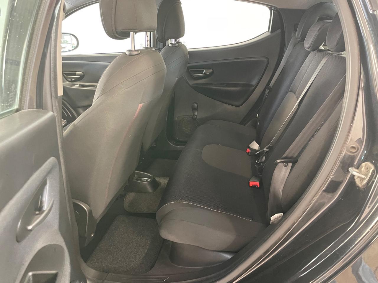 Lancia Ypsilon 1.2 69 CV 5 porte S Momodesign