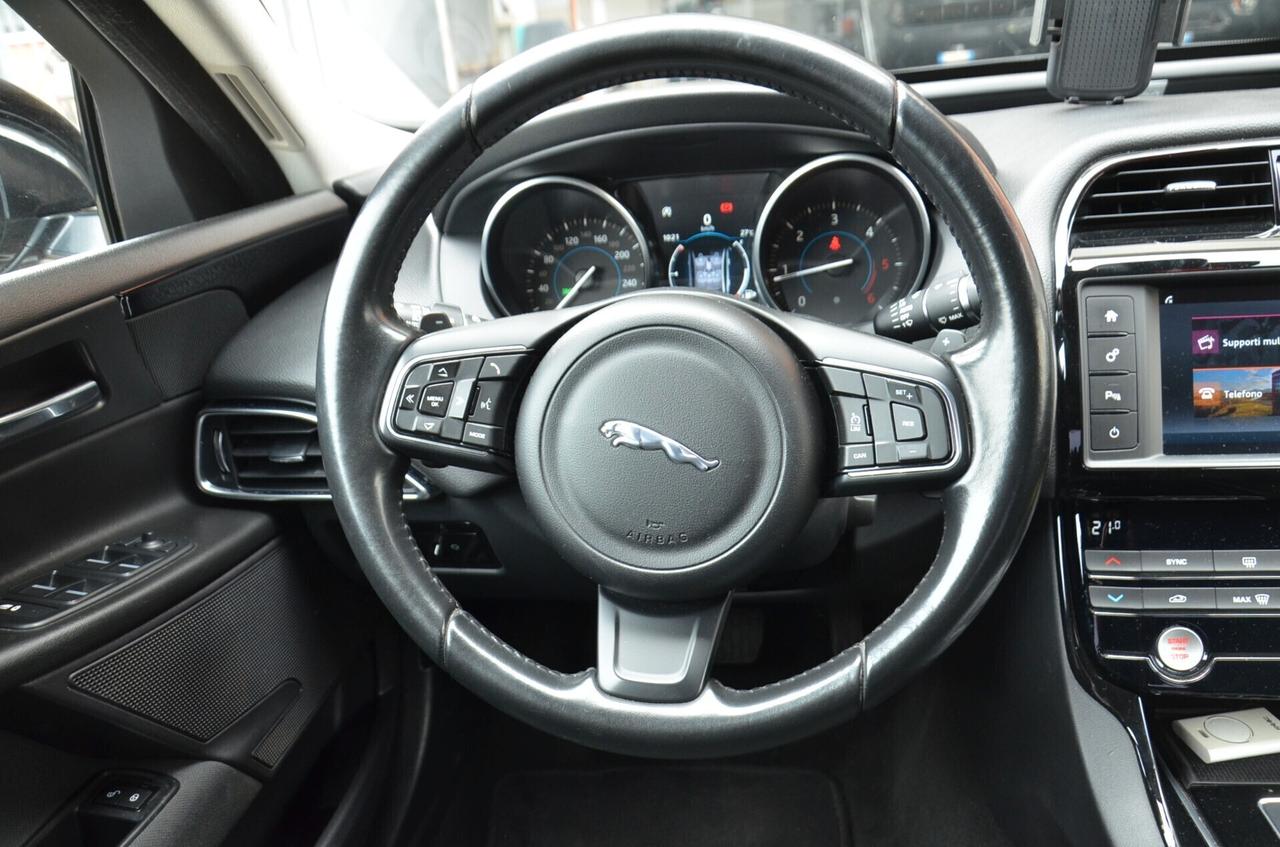 Jaguar XE 2.0 D 180 CV AWD aut. Pure