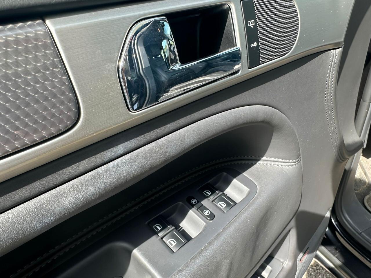 Volkswagen Touareg 6.0 W12 450cv UNIPRO