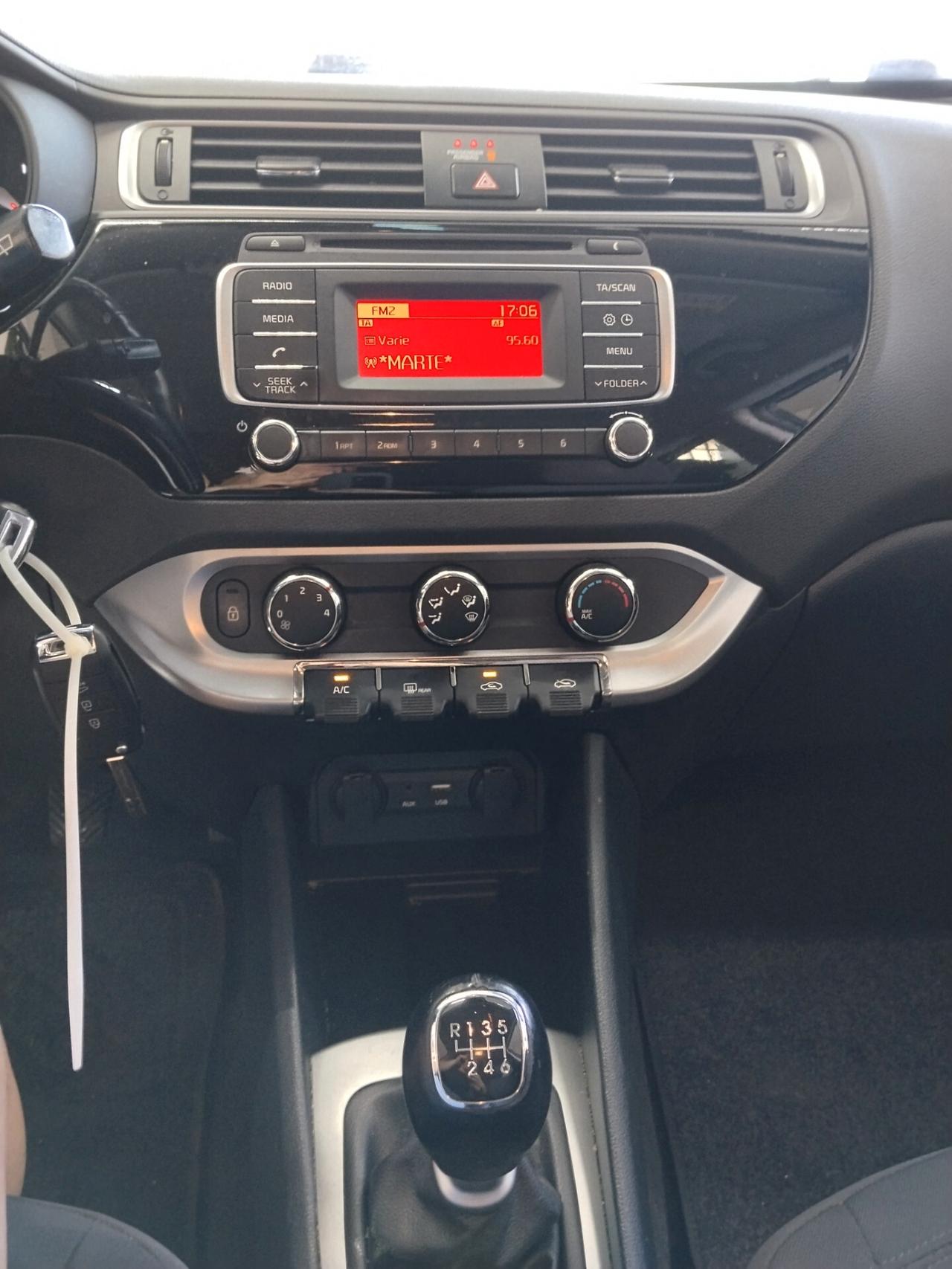 Kia Rio 1.1 diesel 2015 CON GARANZIA