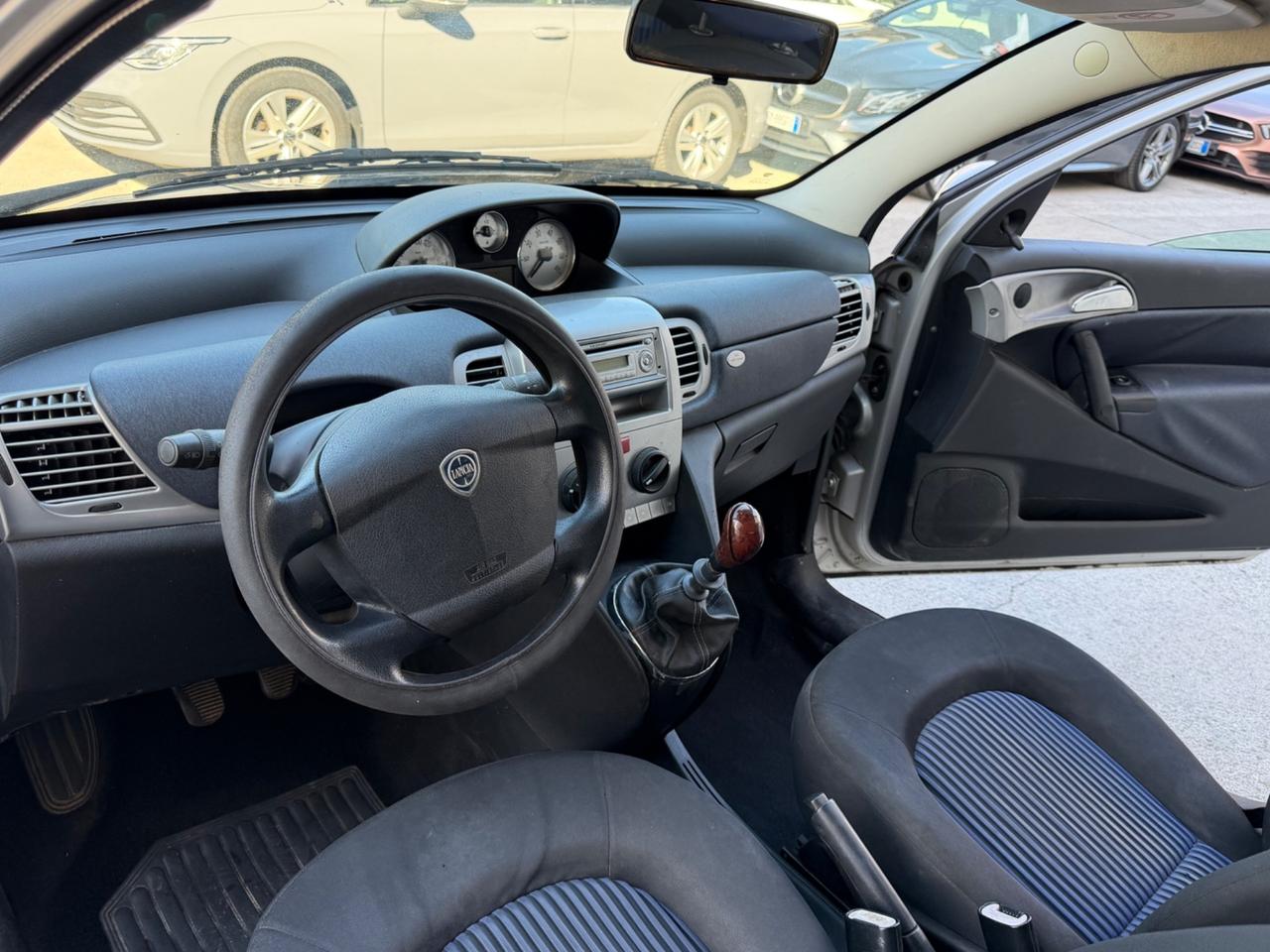 Lancia Ypsilon 1.2 versus