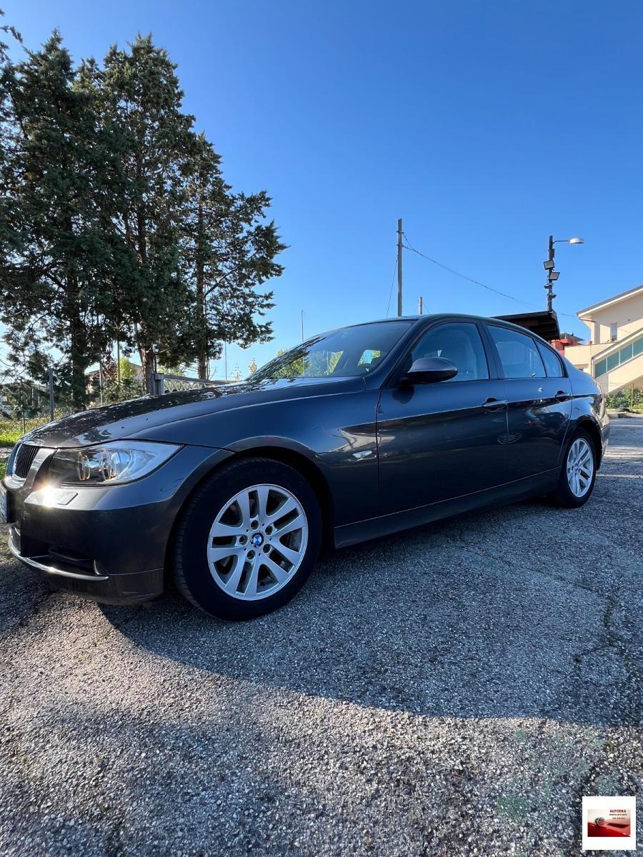 BMW - Serie 3 - 318i Attiva