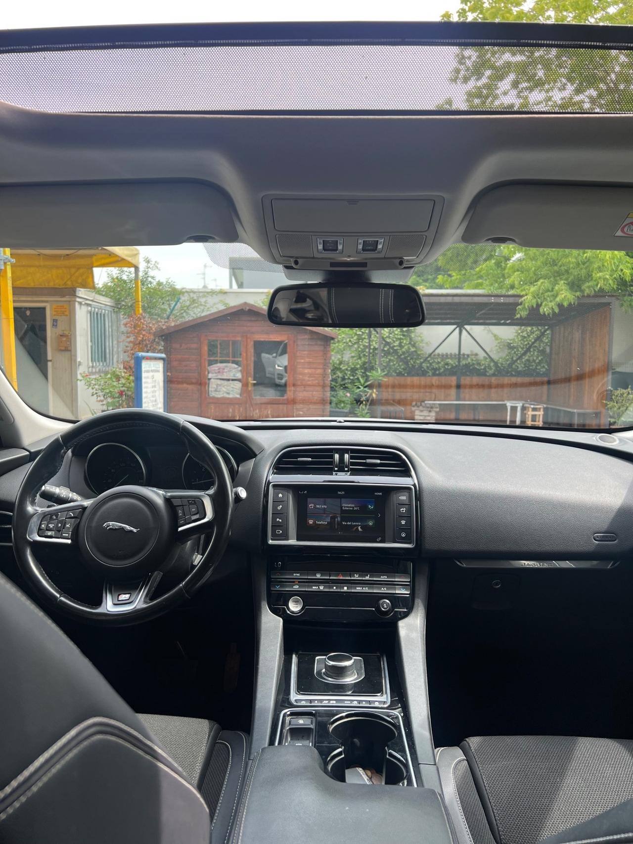 Jaguar F-Pace 2.0 D 180 CV AWD Portfolio