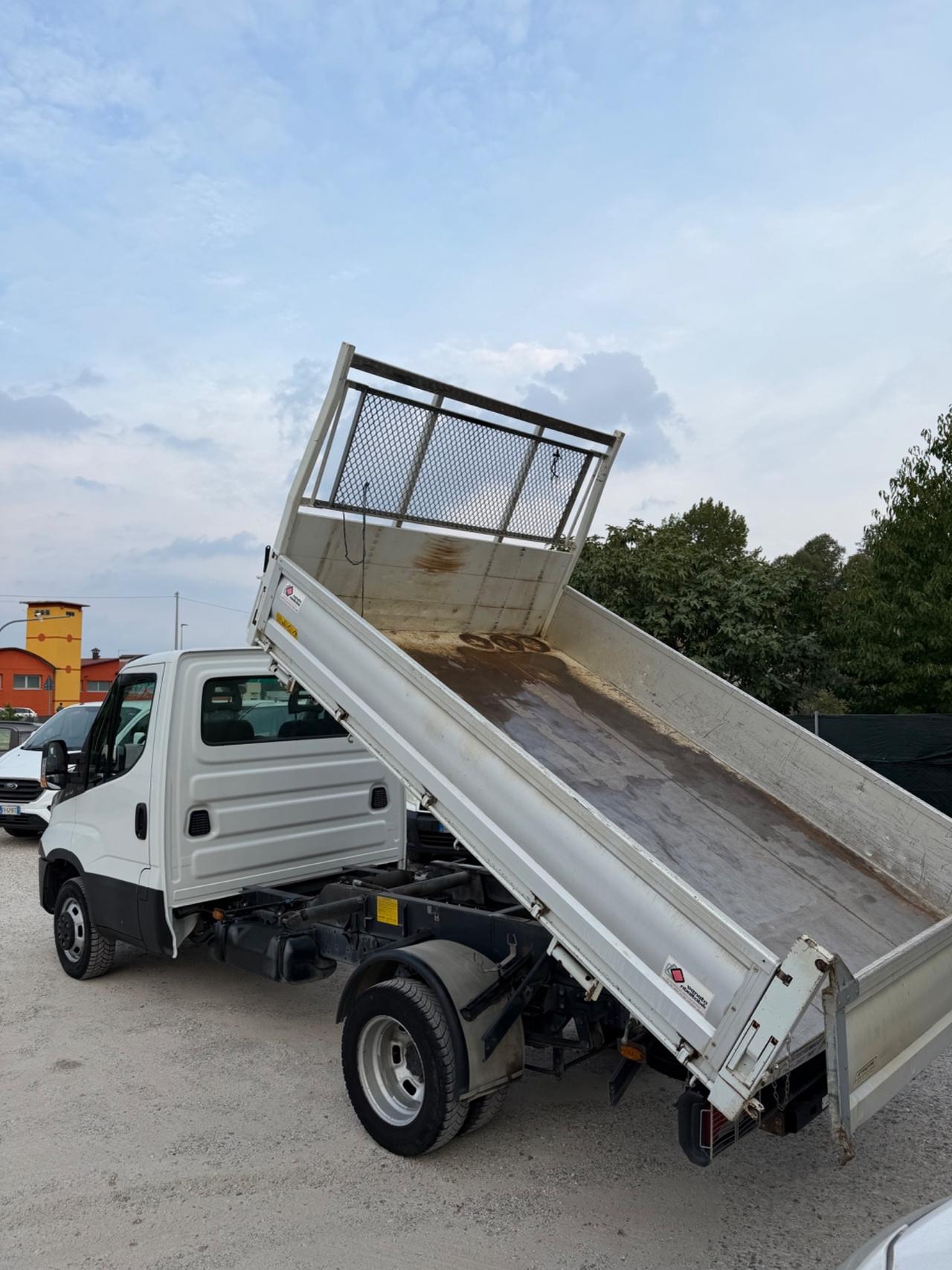 Iveco Daily ribaltabile con gru