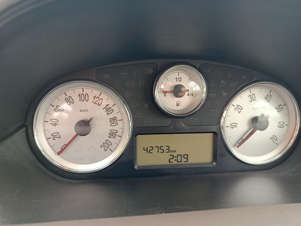 Lancia Ypsilon 1.2 versus