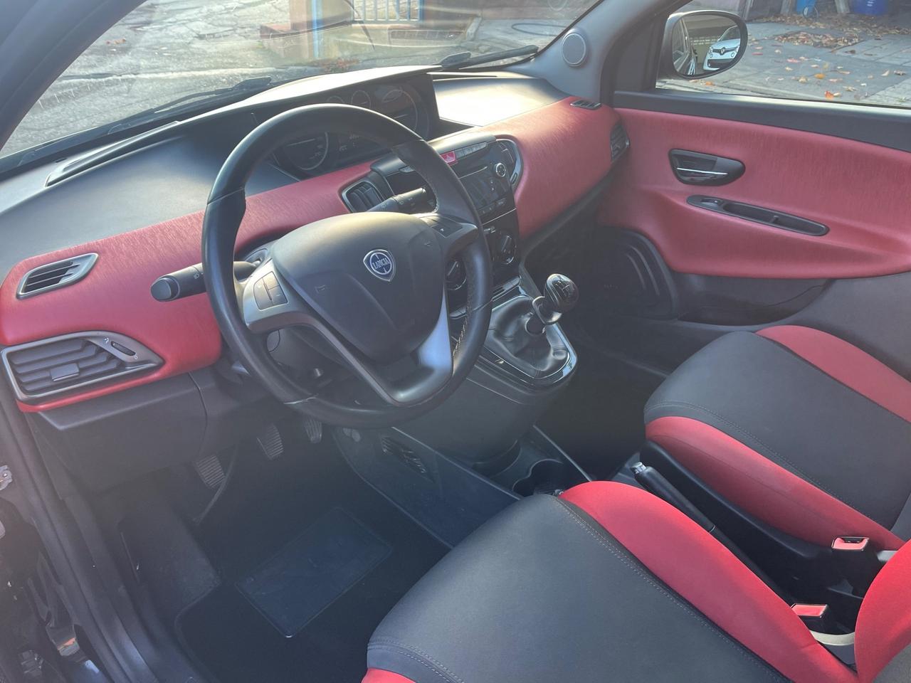 Lancia Ypsilon 1.2 69 CV 5 porte Black/Red