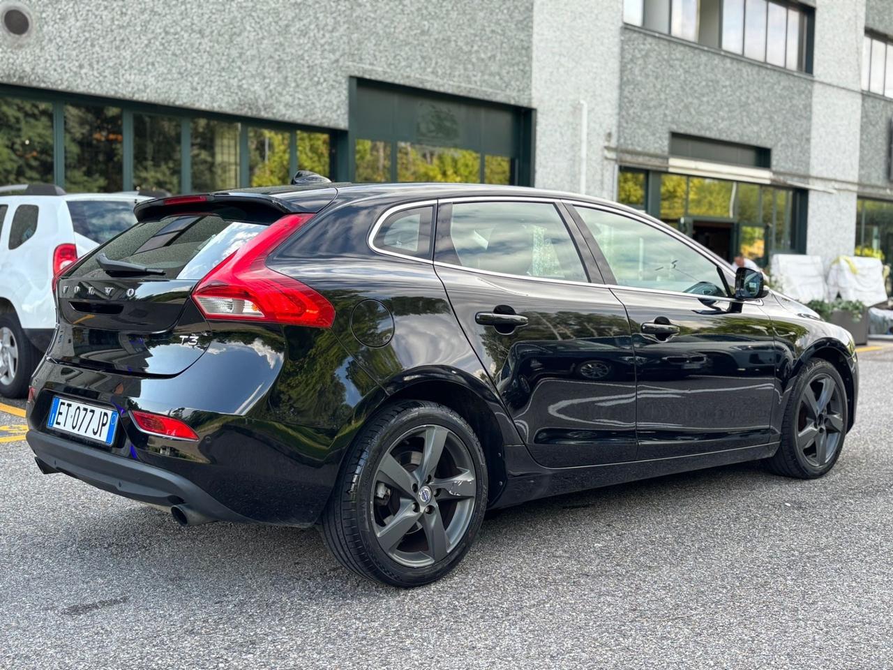 Volvo V40 T3 R-design Momentum
