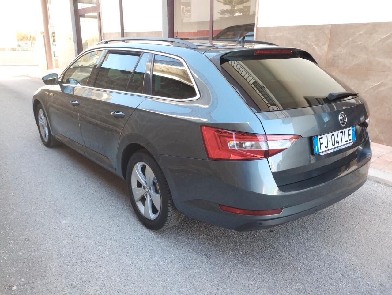 Skoda Superb 2.0 TDI DSG Wagon Style