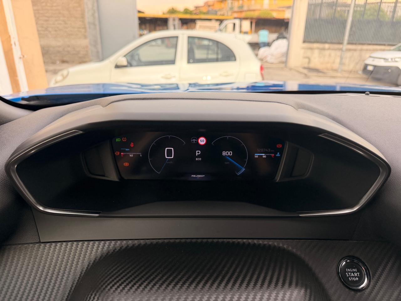 Peugeot 2008 1.5 BlueHDi 130 EAT8 Allure navi cockpit