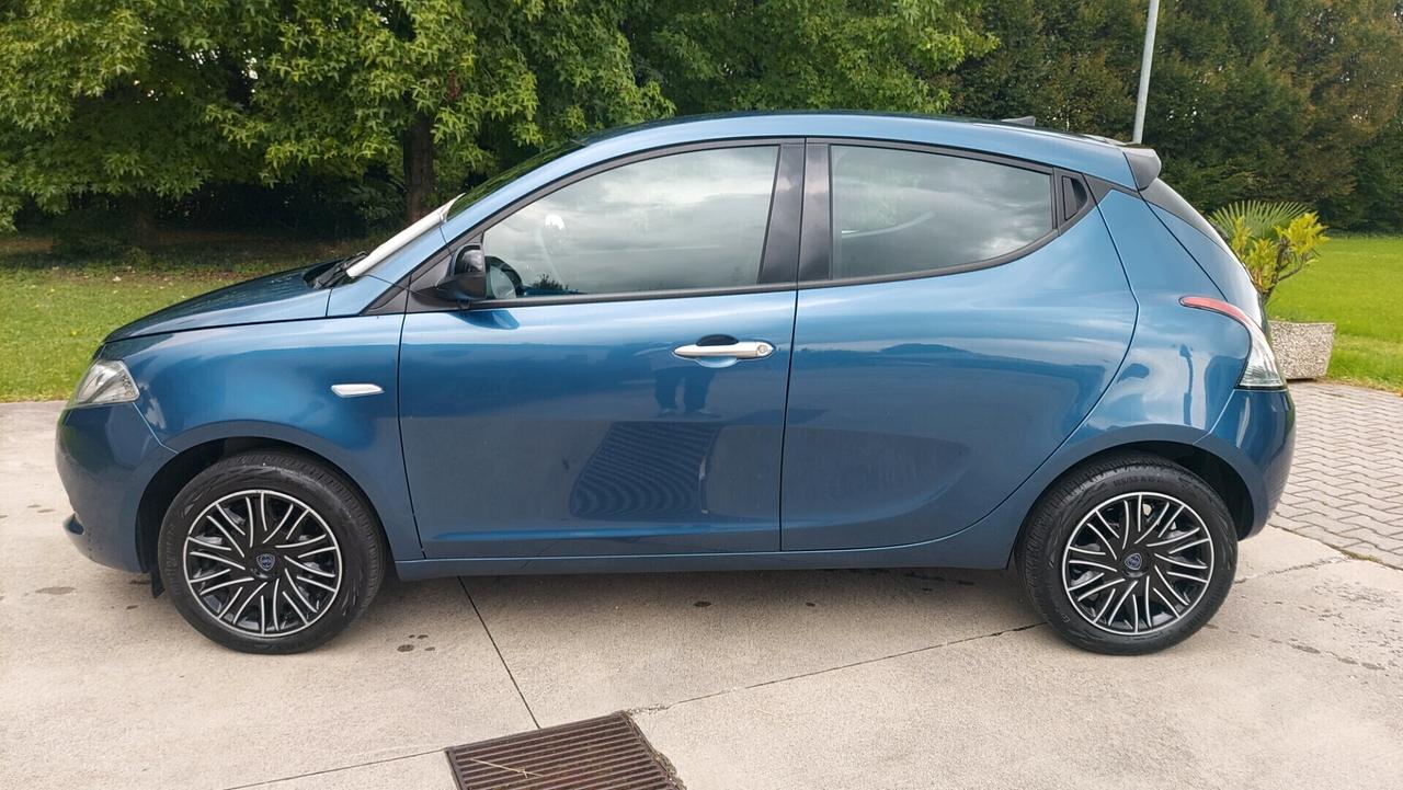 Lancia Ypsilon 1.0 Hybrid - Silver Plus