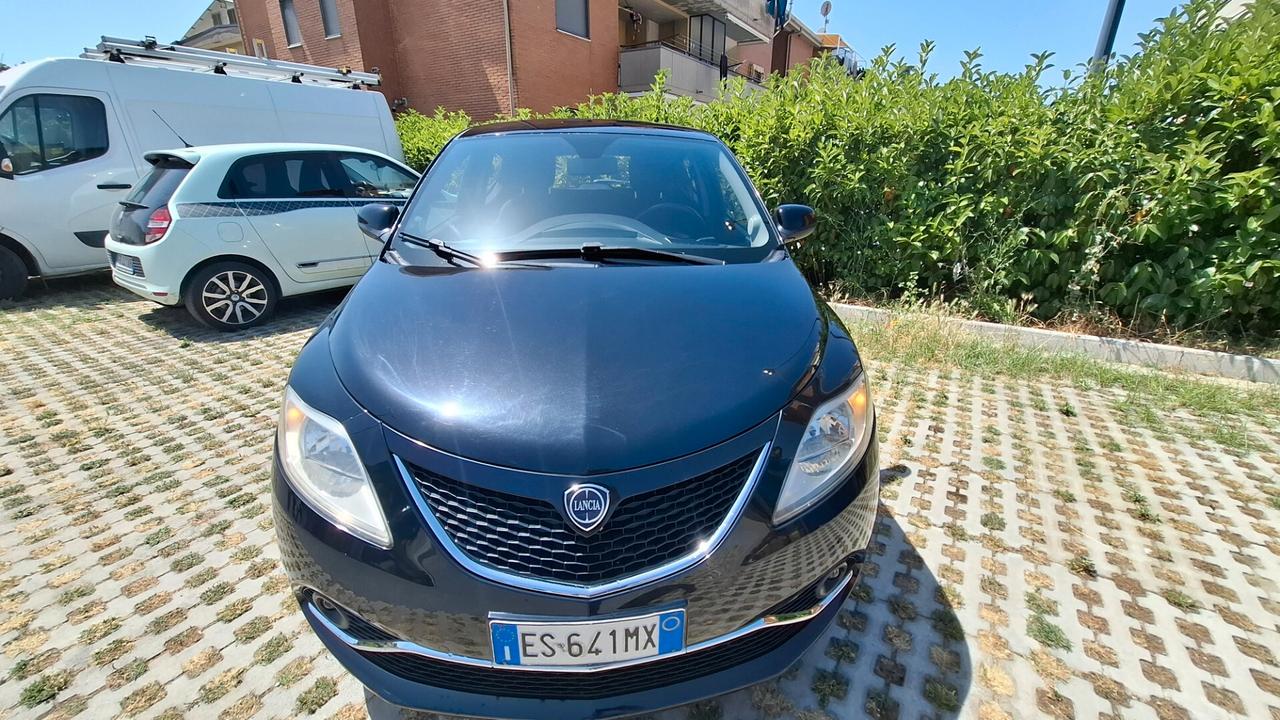 Lancia Ypsilon 0.9 TwinAir 85 CV 5 porte Metano Ecochic Silver