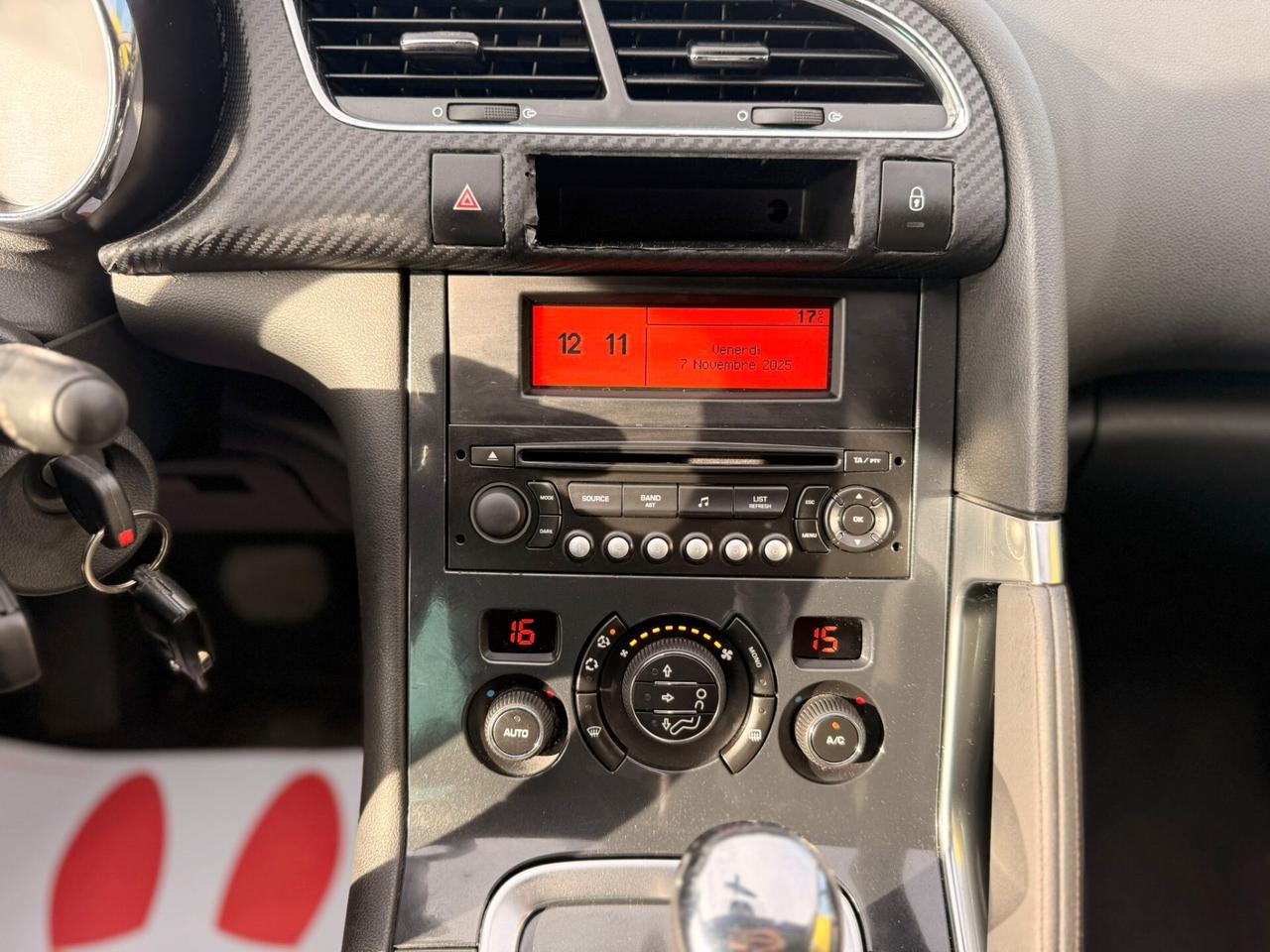 Peugeot 3008 1.6 HDi 110CV cambio robotizzato Business