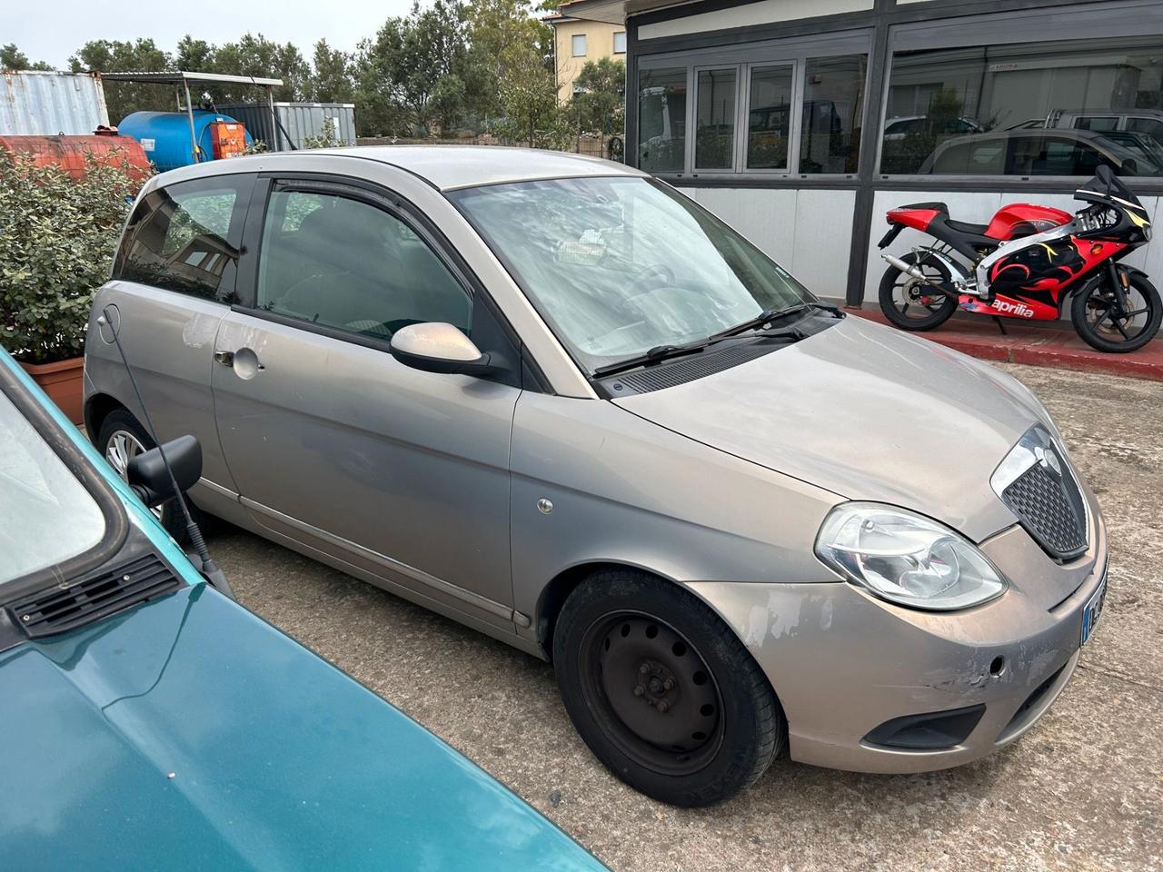 LANCIA YPSILON NEOPATENTATI - BENZINA